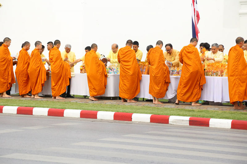 พิธีตักบาตรถวายเป็นพระราชกุศล และพิธีเจริญพระพุทธมนต์ถวายพระพรชัยมงคล  
