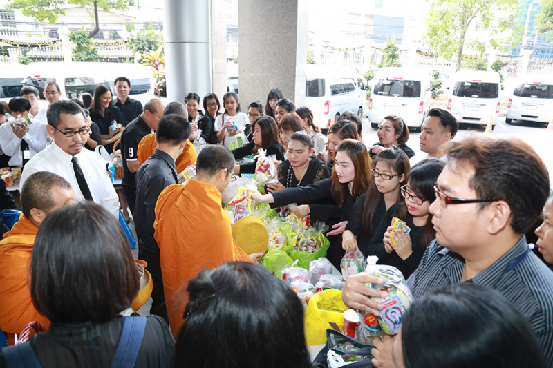 ตักบาตรปีใหม่ 2560