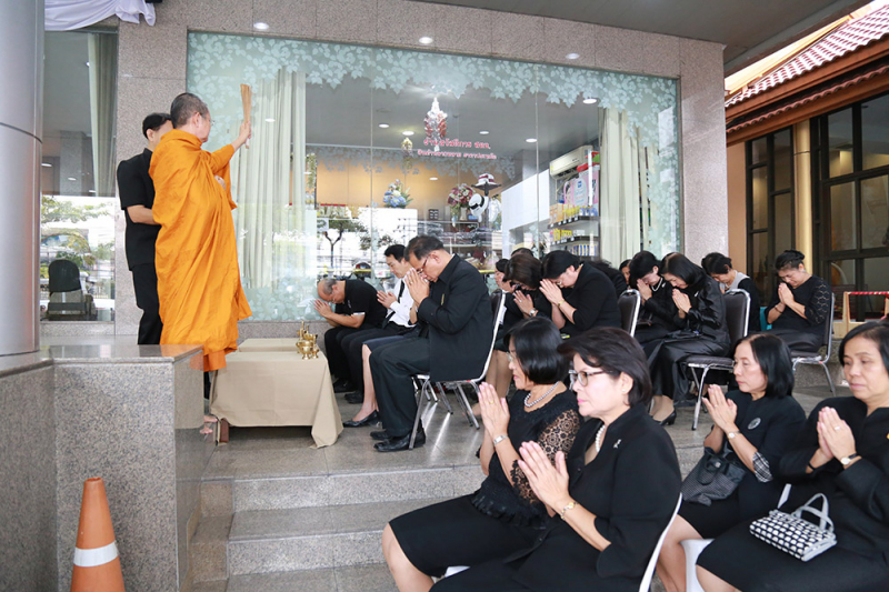 ตักบาตรปีใหม่ 2560