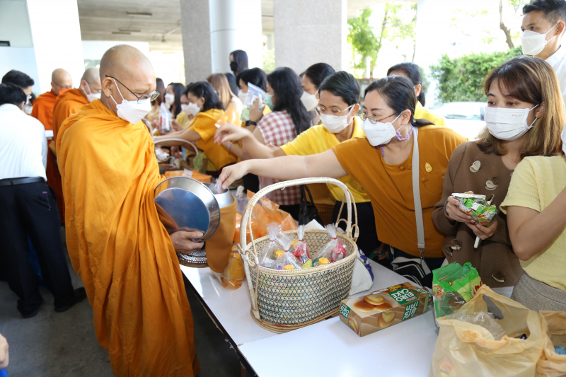พิธีทำบุญตักบาตรข้าวสารอาหารแห้ง คณะสงฆ์จากวัดราชคฤห์วรวิหาร พระอารามหลวง เพื่อน้อมอุทิศถวายเป็นพระราชกุศลแด่ พระบาทสมเด็จพระบร