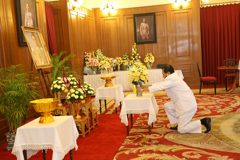 ร่วมลงนามถวายพระพรพระบาทสมเด็จพระเจ้าอยู่หัว