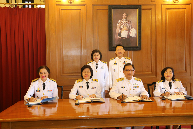 ร่วมลงนามถวายพระพรพระบาทสมเด็จพระเจ้าอยู่หัว