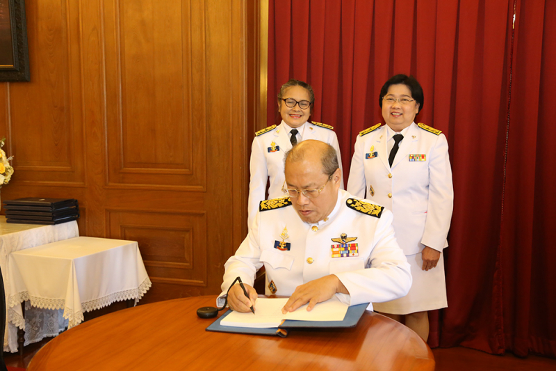 ร่วมลงนามถวายพระพรพระบาทสมเด็จพระเจ้าอยู่หัว