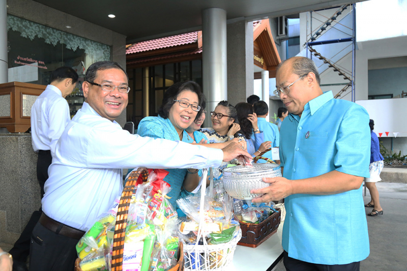 ทำบุญตักบาตรเนื่องในโอกาส 12 สิงหามหาราชินี