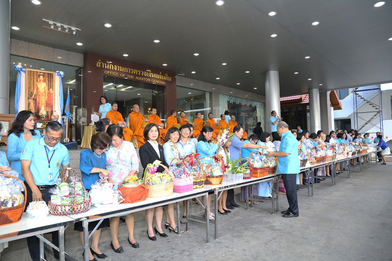 ทำบุญตักบาตรเนื่องในโอกาส 12 สิงหามหาราชินี