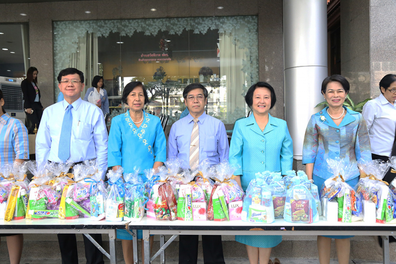 ทำบุญตักบาตรเนื่องในโอกาส 12 สิงหามหาราชินี