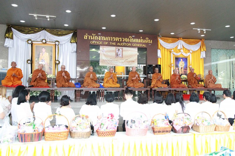 ทำบุญตักบาตรข้าวสารอาหารแห้ง และถวายปัจจัย