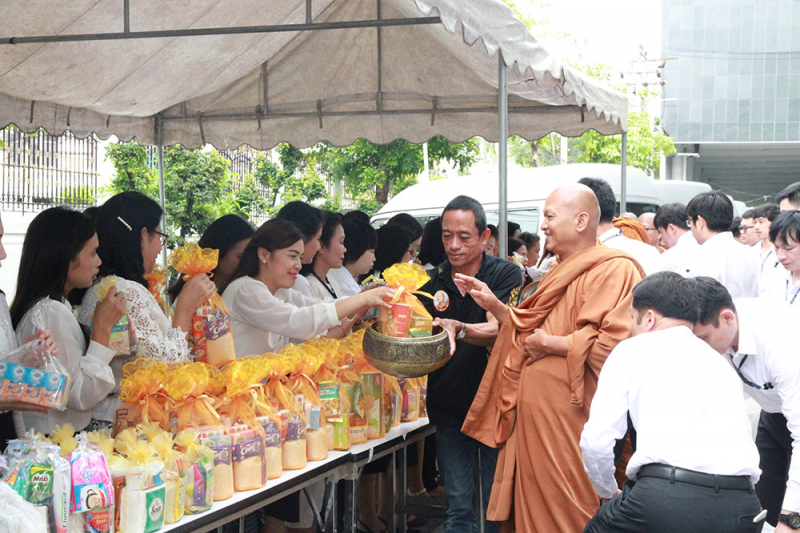 ทำบุญตักบาตรข้าวสารอาหารแห้ง และถวายปัจจัย