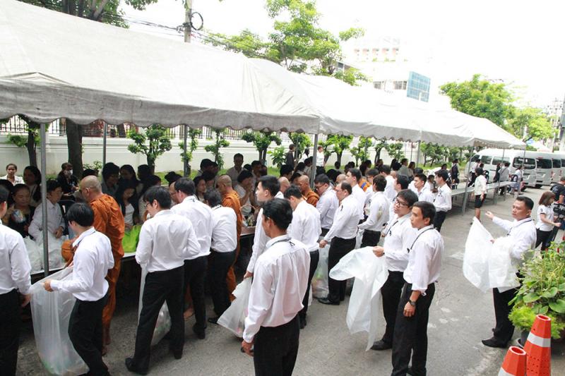 ทำบุญตักบาตรข้าวสารอาหารแห้ง และถวายปัจจัย