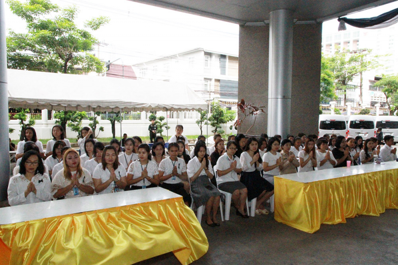 ทำบุญตักบาตรข้าวสารอาหารแห้ง และถวายปัจจัย