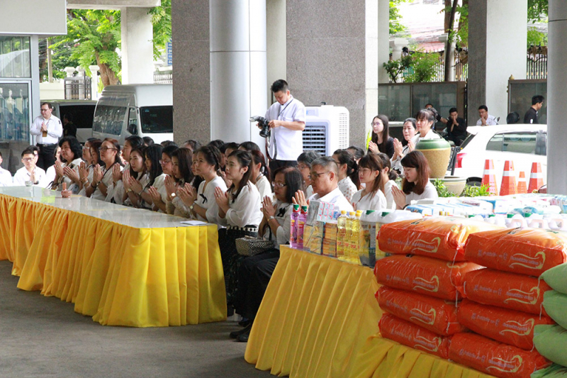 ทำบุญตักบาตรข้าวสารอาหารแห้ง และถวายปัจจัย