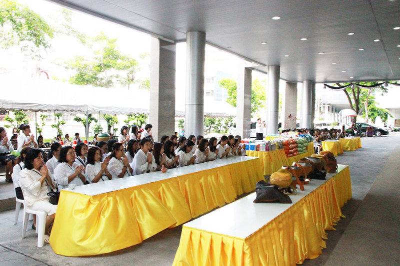 ทำบุญตักบาตรข้าวสารอาหารแห้ง และถวายปัจจัย