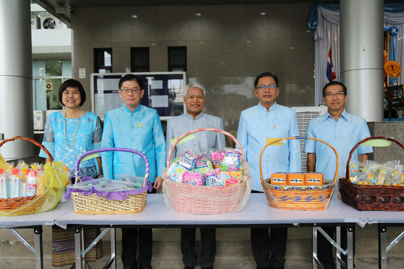 พิธีทำบุญตักบาตรข้าวสารอาหารแห้ง