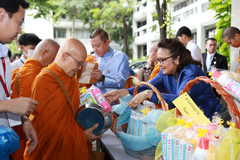 พิธีทำบุญตักบาตรข้าวสารอาหารแห้ง