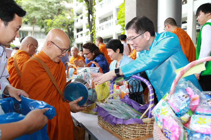 พิธีทำบุญตักบาตรข้าวสารอาหารแห้ง