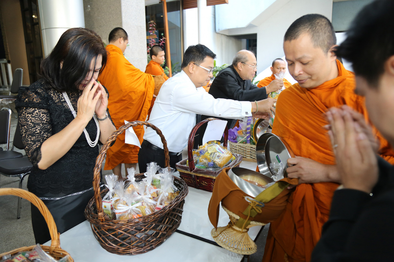 ทำบุญตักบาตรข้าวสารอาหารแห้ง ประจำเดือนเดือนมีนาคม 2560