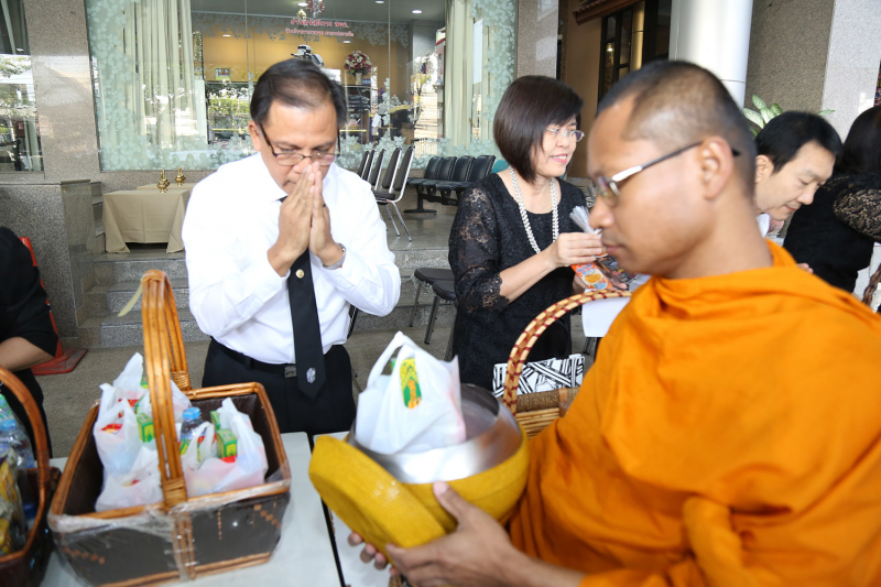 ทำบุญตักบาตรข้าวสารอาหารแห้ง ประจำเดือนเดือนมีนาคม 2560