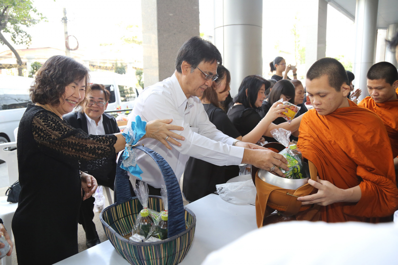 พิธีบำเพ็ญกุศลพระพุทธมนต์และทำบุญตักบาตร