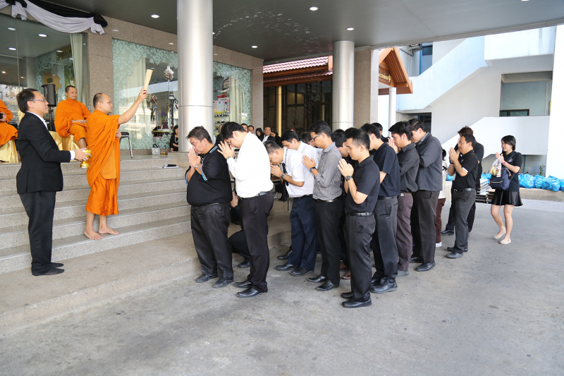 ทำบุญตักบาตรข้าวสารอาหารแห้ง ประจำเดือนเดือนมีนาคม 2560