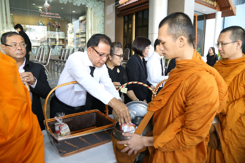 ทำบุญตักบาตรข้าวสารอาหารแห้ง ประจำเดือนเดือนเมษายน 2560