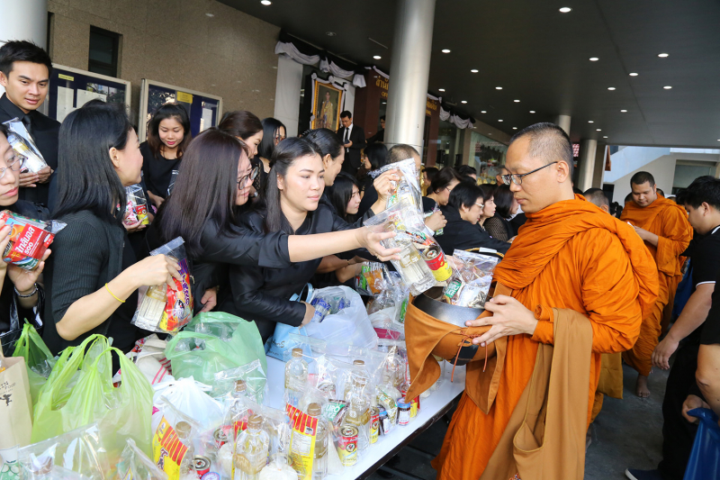 ทำบุญตักบาตรข้าวสารอาหารแห้ง ประจำเดือนเดือนเมษายน 2560