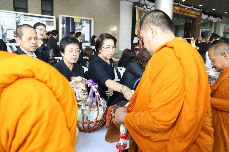 ทำบุญตักบาตรข้าวสารอาหารแห้ง ประจำเดือนเดือนเมษายน 2560