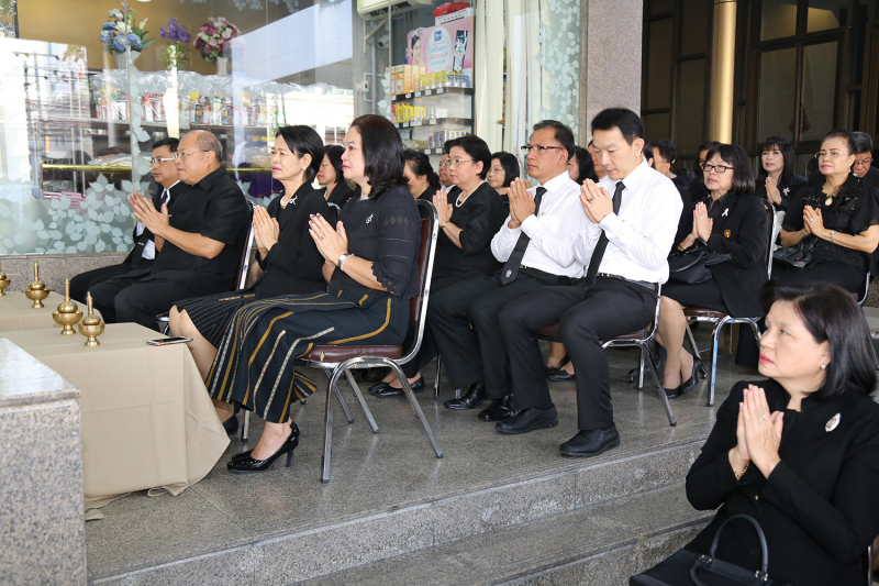 ทำบุญตักบาตรข้าวสารอาหารแห้ง ประจำเดือนเดือนเมษายน 2560