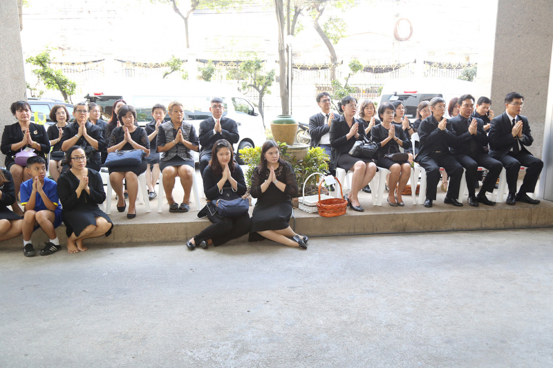 ทำบุญตักบาตรข้าวสารอาหารแห้ง ประจำเดือนเดือนเมษายน 2560