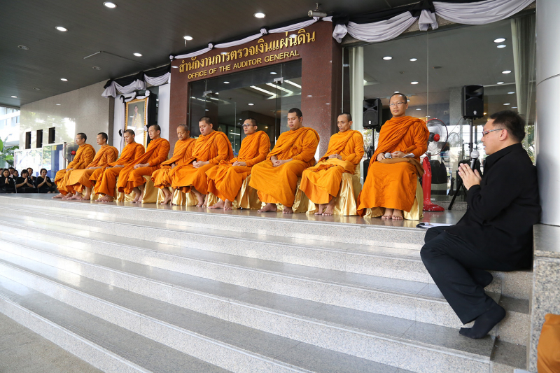 ทำบุญตักบาตรข้าวสารอาหารแห้ง ประจำเดือนเดือนเมษายน 2560