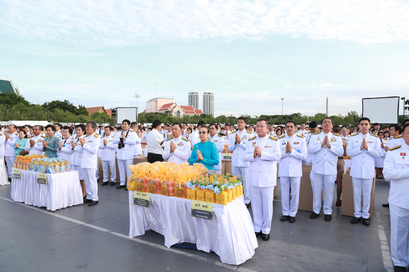 พิธีทำบุญตักบาตรถวายพระราชกุศล