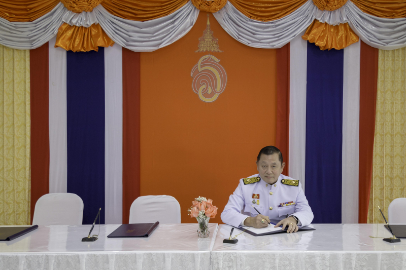 ประธานกรรมการตรวจเงินแผ่นดิน ถวายแจกันดอกไม้ต่อเบื้องหน้าพระรูปและลงนามถวายพระพรชัยมงคล