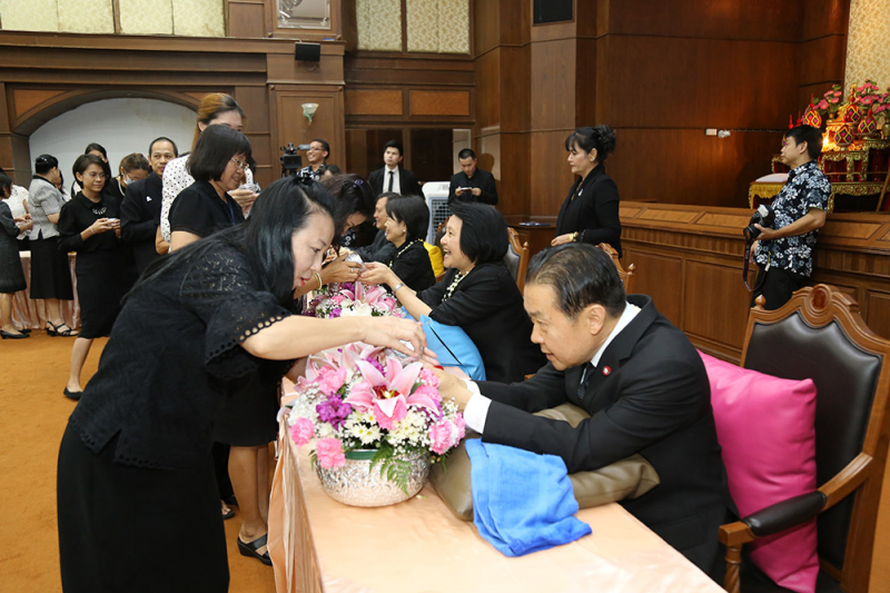 พิธีสรงน้ำพระและรดน้ำขอพร