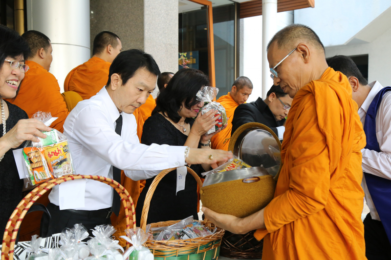 ทำบุญตักบาตรข้าวสารอาหารแห้ง ประจำเดือนเดือนพฤษภาคม 2560