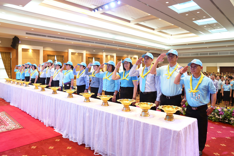 พิธีรับหมวกและผ้าพันคอพระราชทานในโครงการจิตอาสา “เราทำความ ดี ด้วยหัวใจ”