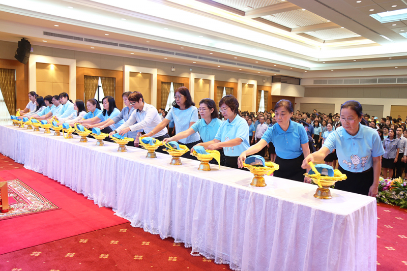 พิธีรับหมวกและผ้าพันคอพระราชทานในโครงการจิตอาสา “เราทำความ ดี ด้วยหัวใจ”