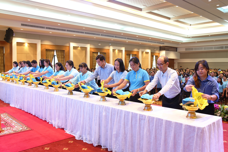 พิธีรับหมวกและผ้าพันคอพระราชทานในโครงการจิตอาสา “เราทำความ ดี ด้วยหัวใจ”