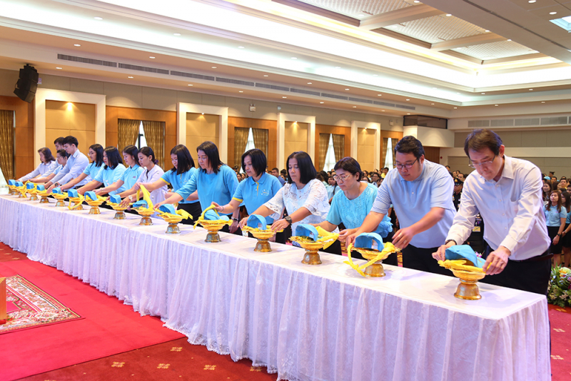 พิธีรับหมวกและผ้าพันคอพระราชทานในโครงการจิตอาสา “เราทำความ ดี ด้วยหัวใจ”