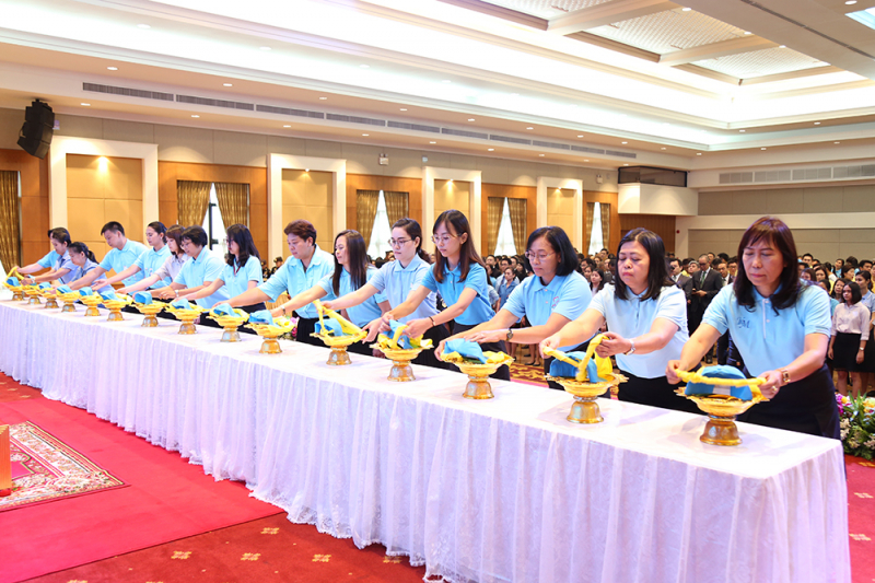 พิธีรับหมวกและผ้าพันคอพระราชทานในโครงการจิตอาสา “เราทำความ ดี ด้วยหัวใจ”