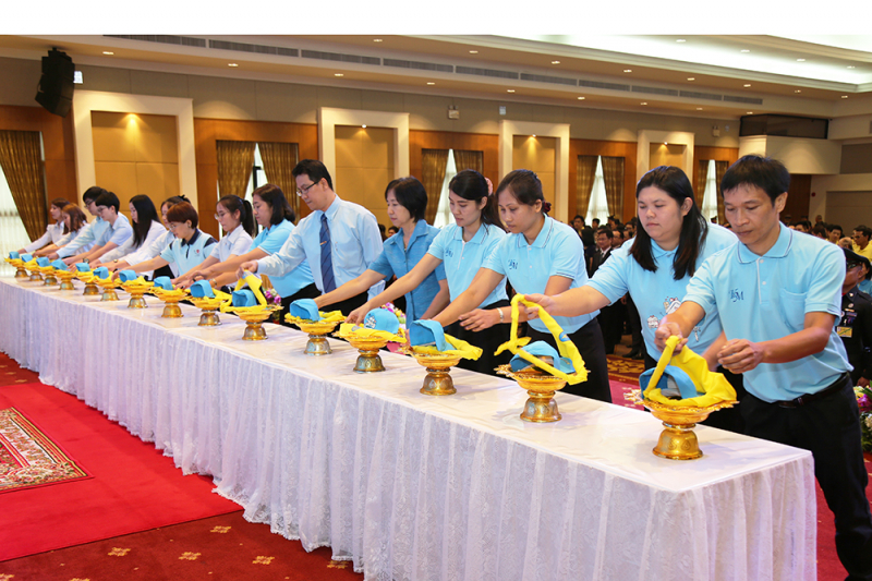 พิธีรับหมวกและผ้าพันคอพระราชทานในโครงการจิตอาสา “เราทำความ ดี ด้วยหัวใจ”