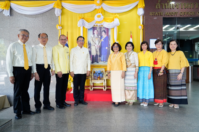 พิธีทำบุญตักบาตรข้าวสารอาหารแห้ง คณะสงฆ์จำนวน 9 รูป จากวัดโสมนัสราชวรวิหาร พระอารามหลวง เพื่อน้อมอุทิศถวายเป็นพระราชกุศลแด่พระบา