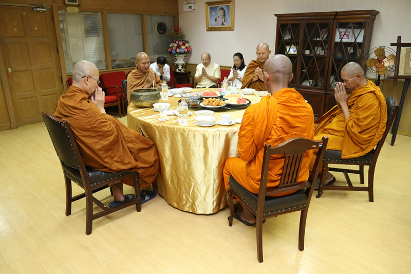 ทำบุญตักบาตรข้าวสารอาหารแห้ง และถวายปัจจัย