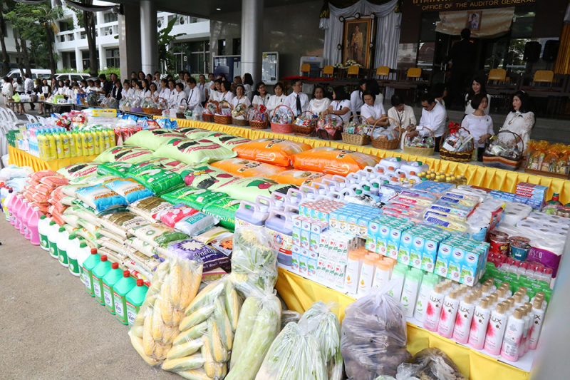 ทำบุญตักบาตรข้าวสารอาหารแห้ง และถวายปัจจัย