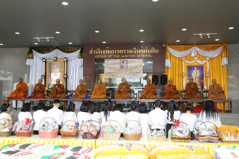 ทำบุญตักบาตรข้าวสารอาหารแห้ง และถวายปัจจัย