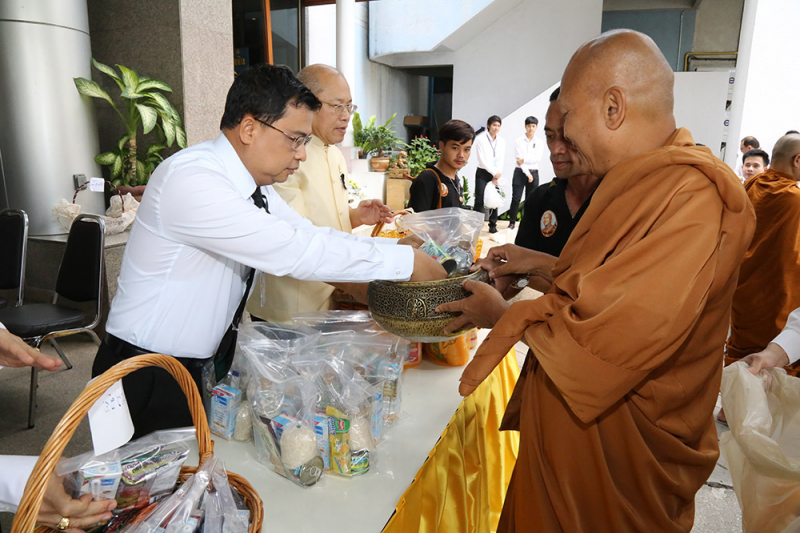 ทำบุญตักบาตรข้าวสารอาหารแห้ง และถวายปัจจัย