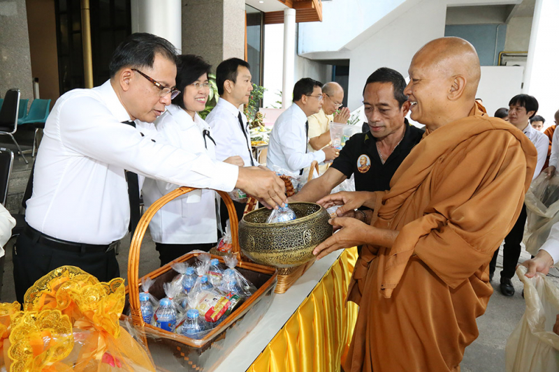 ทำบุญตักบาตรข้าวสารอาหารแห้ง และถวายปัจจัย