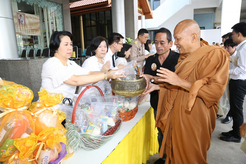 ทำบุญตักบาตรข้าวสารอาหารแห้ง และถวายปัจจัย