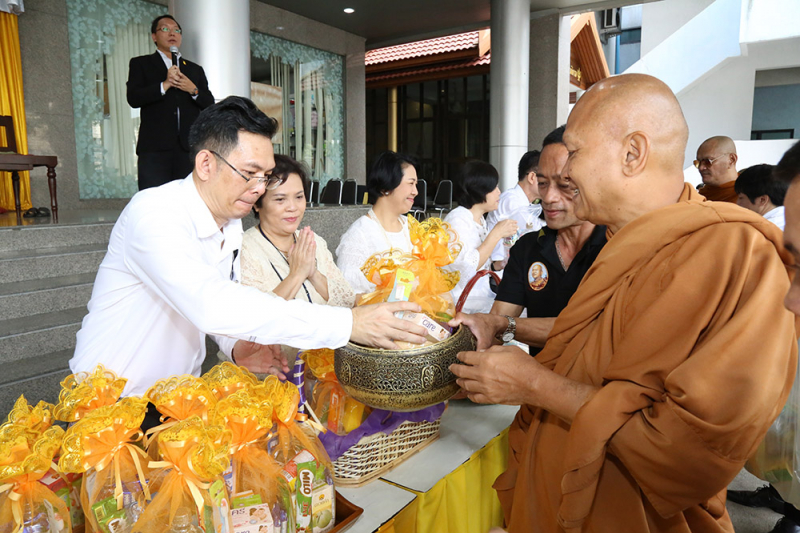 ทำบุญตักบาตรข้าวสารอาหารแห้ง และถวายปัจจัย