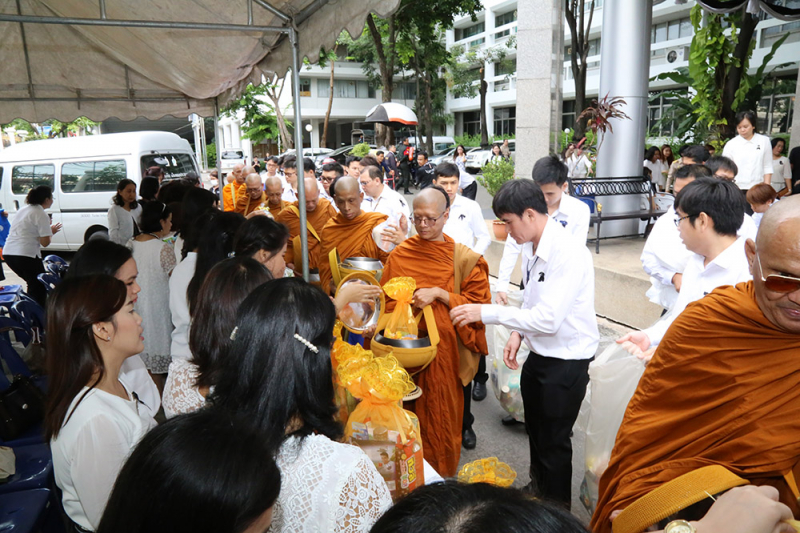 ทำบุญตักบาตรข้าวสารอาหารแห้ง และถวายปัจจัย