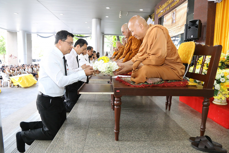 ทำบุญตักบาตรข้าวสารอาหารแห้ง และถวายปัจจัย