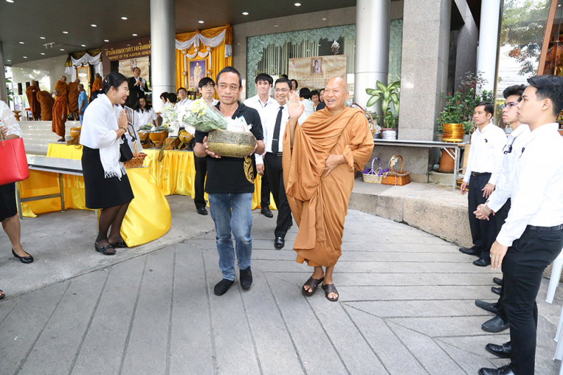 ทำบุญตักบาตรข้าวสารอาหารแห้ง และถวายปัจจัย